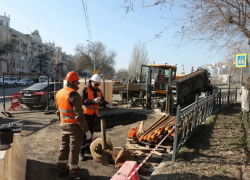 В центре Астрахани канализационные трубы перемещают под пешеходную зону