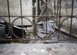 Администрацию Астрахани по суду обязали снести аварийный дом