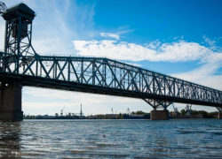 На Старом мосту в Астрахани водителям ограничили скорость движения