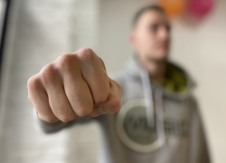 Избил и выбросил с балкона: астраханцу вынесли приговор за убийство сожительницы