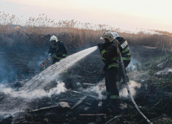 В Астрахани на крупном пожаре спасли четырех человек