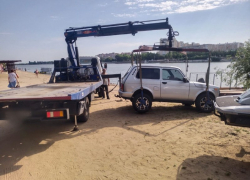Астраханец мыл машину на пляже, полиция эвакуировала его авто