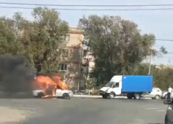 В Астрахани на проезжей части загорелся автомобиль