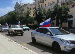 В Астрахани состоялся автомобильный пробег в честь Дня России