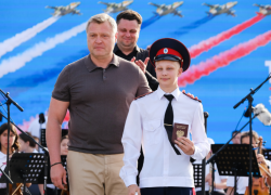 Игорь Бабушкин вручил первые паспорта 11 астраханцам в День России