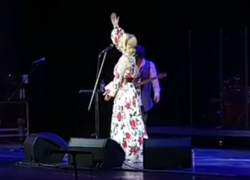 Во время концерта Пелагеи у астраханского театра протекла крыша