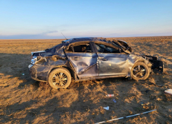 На трассе Астрахань-Махачкала перевернулась иномарка: есть пострадавшие