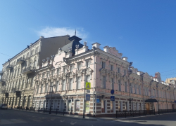 С астраханского герба на историческом здании оторвался меч