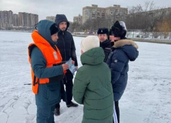 В Астрахани детей и подростков гонят со льда спасатели