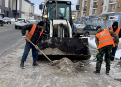 В Астрахани коммунальщики вывезли еще 270 тонн снега и наледи