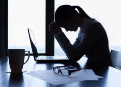 Астраханцы назвали главные источники стресса и страха на работе