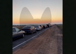 В пункте Караузек в Астраханской области сохраняется многочасовая пробка