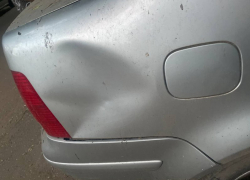 Астраханец побил чужой автомобиль во время ссоры с девушкой