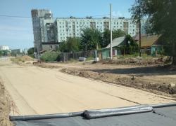 Улицу Бориса Алексеева в Астрахани засыпали песком 