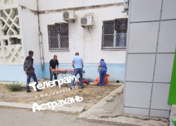 Астраханка пыталась сбежать от родных и выпала из окна второго этажа 