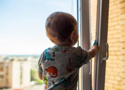 В Астрахани 3-летний малыш выпал из окна 9 этажа