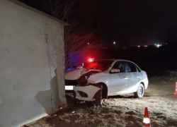 В Астрахани два парня угнали автомобиль избитого таксиста и врезались в гараж