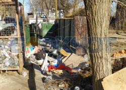 В Астрахани жители Зацаревья жалуются на растущие груды мусора