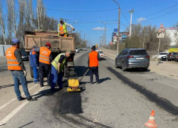 Дорожники заделали 127 квадратных метров ям в Астрахани