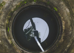 В Астраханской области 40-летний слесарь утонул в канализационной яме