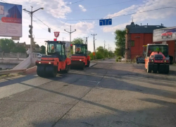 В Астрахани ремонтируют ямы на дорогах: на каких и где