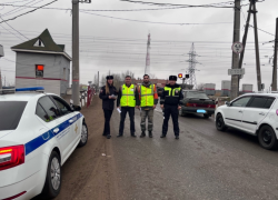 Астраханским водителям напомнили о правилах пересечения железнодорожных переездов