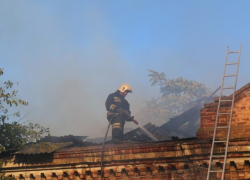 В Советском районе Астрахани подожгли два жилых дома