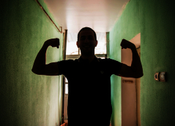 Избивший до смерти друга астраханец отправился в тюрьму