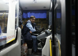В Астрахани ищут водителей и кондукторов для новых автобусов