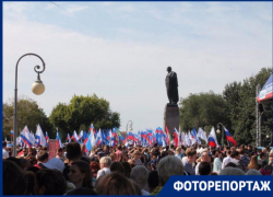 В Астрахани  митинг-концерт в поддержку референдума посетили тысячи астраханцев. Фоторепортаж