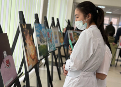 Астраханские студенты-медики организовали выставку собственных картин