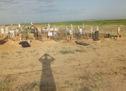 В Астрахани на мусульманском кладбище вандалы сломали надгробия 