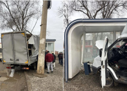 В Астрахани водитель грузовика сломал новую остановку