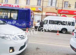 В Астрахани маршрутка въехала в новый автобус
