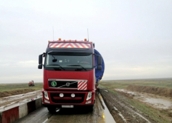 На астраханской федеральной трассе встало движение