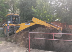 В Астрахани возле детского сада устранена зловонная лужа