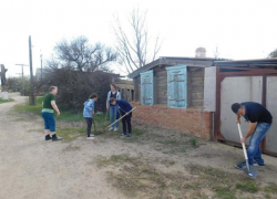 Астраханские школьники помогают ветеранам справляться с домашними делами