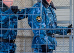 Инспектор астраханского СИЗО пообещал осуждённому достать запрещённые вещества