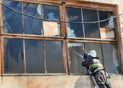 В Астраханской области крупный пожар на рыбокомбинате 