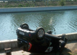 В центре Астрахани перевернулась иномарка — момент попал на видео