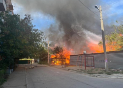 В Трусовском районе Астрахани горят два жилых дома