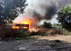 Кадры очевидцев: в Астрахани горит дом около двух торговых центров