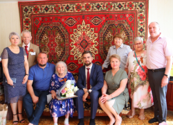 В Астрахани учительницу географии и немецкого языка поздравили со столетним юбилеем