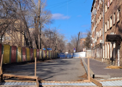 В Астраханской области ветер наделал дел: свалил забор у разрушающегося дома, елку и остановку