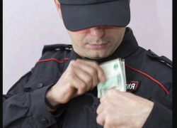 В Астрахани участкового подозревают в вымогательстве 1,2 миллиона рублей