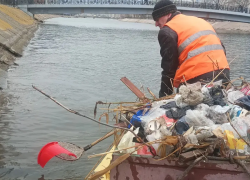 В Астрахани приводят в порядок акватории внутригородских каналов и мосты