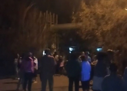 Люди в панике покидают квартиры: в Астрахани в многоэтажке обнаружили трещину