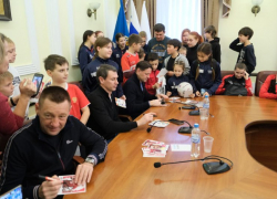 В Астрахань приехали три звезды российского футбола с важной миссией