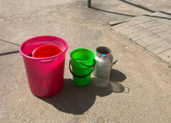 «Цифровой Водоканал» не может устранить крупную аварию в поселке Володарский уже 2 суток