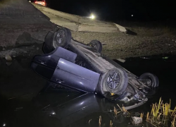 Под Астраханью девушки в «Шевроле» упали с моста в ерик Плотовинка